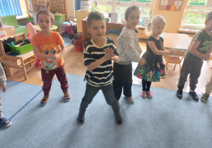 Dzieci tańczą czekoladowy taniec