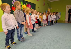 Dzieci śpiewają piosenkę podczas uroczystości.
