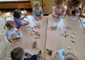 Dzieci wykonują skamieliny.