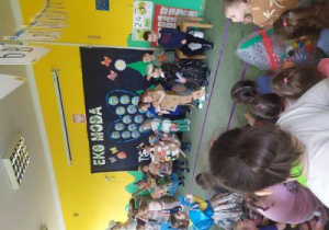 Dzieci prezentują swoje ekologiczne stroje.