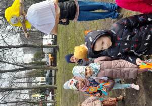 Dzieci stoją obok Marzanny