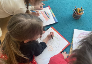 Dzieci malują na szablonie wydrukowanej na kartce pisanki