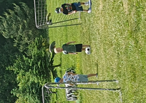 chłopcy grają w piłkę nożną
