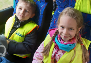 Chłopiec z dziewczynką siedzą w autobusie