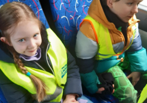 Chłopiec z dziewczynką siedzą w autobusie