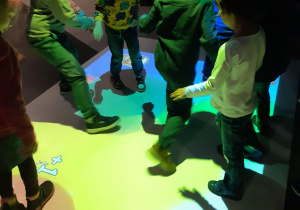 Dzieci bawią się na magicznym dywanie