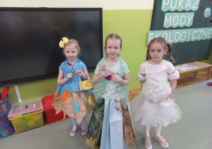 Dziewczynki prezentują swoje ekologiczne stroje