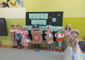 Dzieci prezentują swoje ekologiczne stroje
