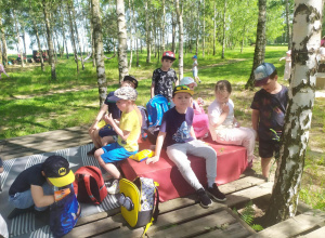Dzieci odpoczywają po aktywnej zabawie.