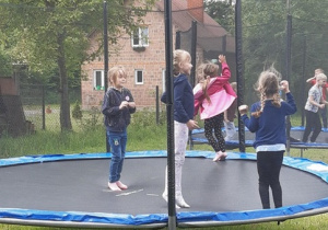 Dzieci skaczą na trampolinie