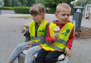 Chłopiec i dziewczynka jedzą lody