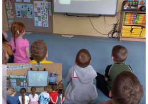 Dzieci oglądają filmy związane z ekologią