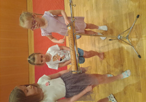 Dziewczynki oglądają instrument