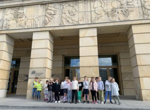 Dzieci pozują do grupowego zdjęcia przed wejściem do Teatru Wielkiego