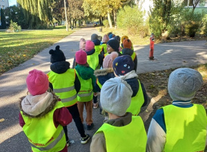 Dzieci idą w parach na pobliski targ