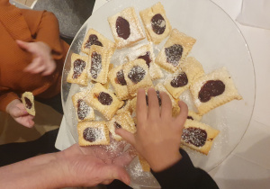 dzieci częstują się ciasteczkami