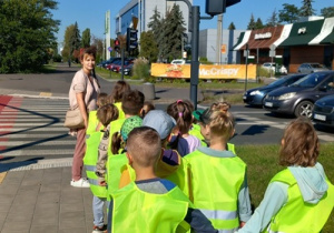 Dzieci wspólnie z Panią czekają na czerwonym świetle