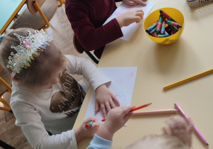 dziewczynki rysują przy stoliku