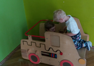 dzieci bawią się w aucie sensorycznym