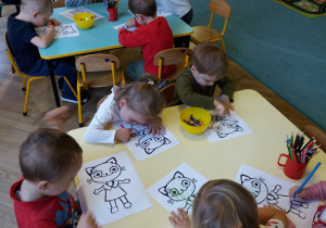 Dzieci kolorują sylwete Kici Koci