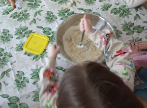 Dziewczynka miesza składniki na masę solną