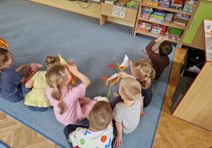 dzieci wprowadzają w ruch rakietę za pomocą wydychanego powietrza