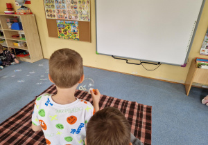 dzieci dmuchają bańki mydlane