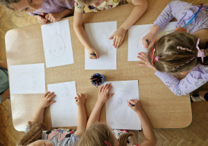 dzieci rysują wg poleceń nauczyciela kolorową głowę.