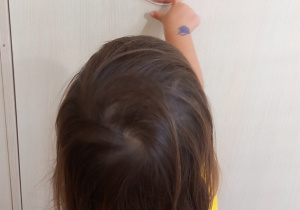 Dziecko wskazuje palcem na emblemat cytryny