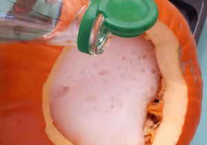 Do dyni z sodą i płynem do naczyń zostaje wlany ocet