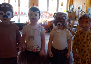 Dzieci stoją przebrane za jesienne zwierzątka