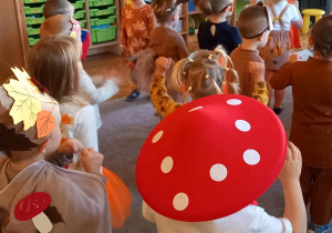 Dzieci tańczą i naśladują ruchy prowadzącej