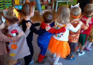 Dzieci jadą w pociągu do muzyki