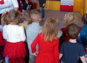 Dzieci stoją i śpiewają hymn