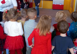 Dzieci stoją i śpiewają piosenkę "Polak mały