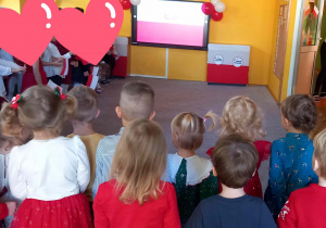 Dzieci stoją i śpiewają piosenkę "Polak mały