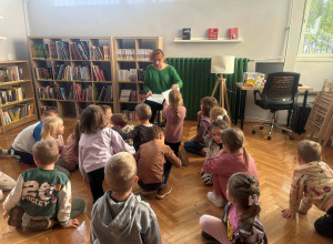 Dzieci uważnie słuchają pani.