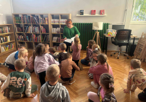 Dzieci uważnie słuchają pani.