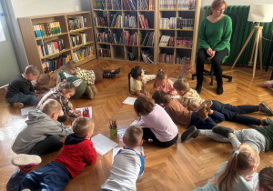 Dzieci wykonują zadanie.