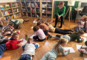 Dzieci wykonują zadanie.