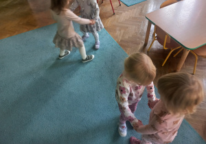 Dziewczynki tańczą w parach