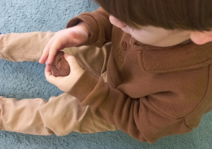 Chłopiec ugniata domową ciastolinę