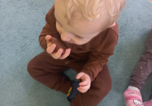 Chłopiec wącha domową ciastolinę