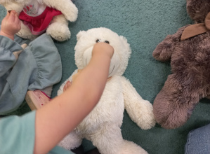 Chłopiec wskazuje nos misia