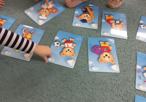 Dzieci szukają takich samych ilustracji misiów