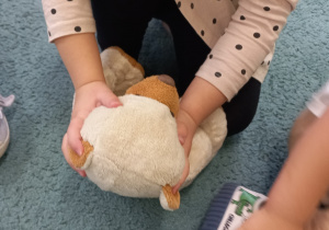 Dziewczynka wskazuje oczy misia