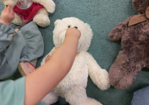 Chłopiec wskazuje nos misia