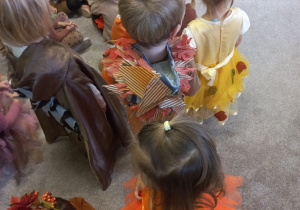 Dzieci czekają na rozpoczęcie balu