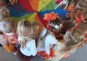 Dzieci bawią się z chustą animacyjną