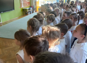 Dzieci wspólnie śpiewają hymn Polski